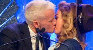 Madonna fue sorprendida por un periodista con un caliente beso (FOTO)