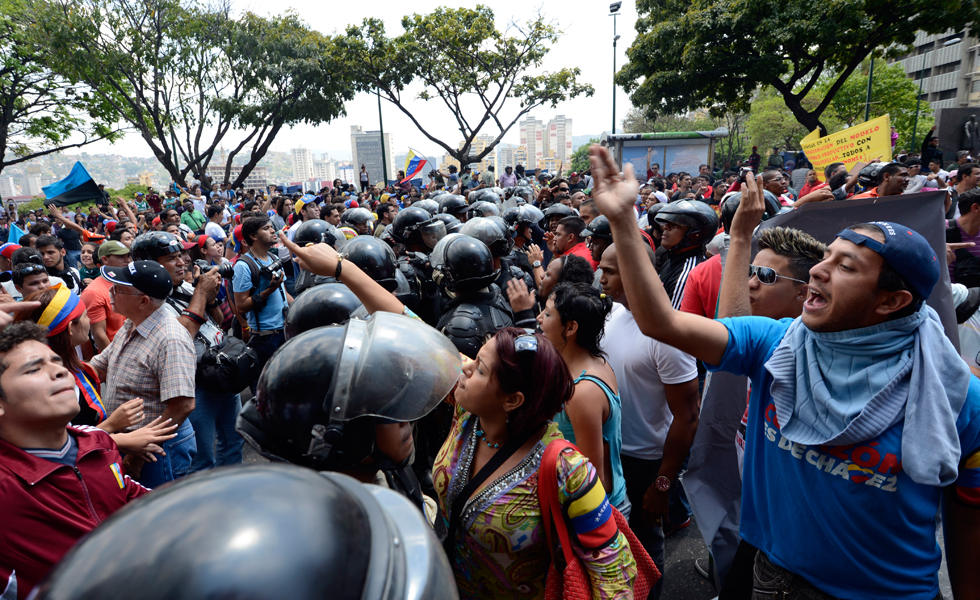 Estudiantes culpan a Maduro por violencia durante marcha al CNE (Fotos)