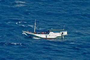 Rescatados 95 emigrantes tras naufragio de su embarcación