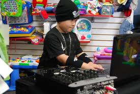 Niño DJ causa sensación