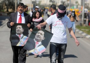 Palestinos sostienen carteles del presidente Chávez en una protesta frente a prisión militar