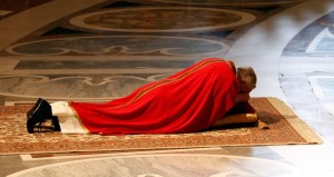 El papa Francisco reza tendido en el suelo durante la Pasión de Cristo (FOTOS)