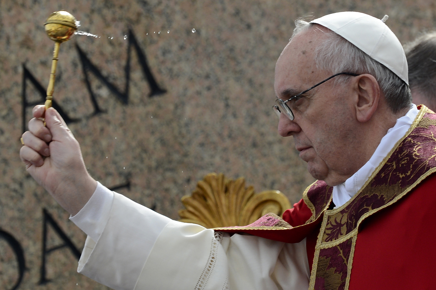 El papa reza por las víctimas del terremoto de Irán y Pakistán