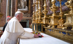 El papa Francisco le llevó flores a la Virgen (Fotos)