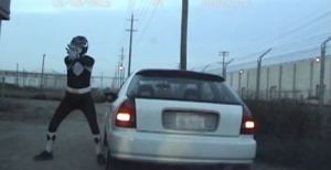 “Black Power Ranger” dice que lo multaron por ser negro y ataca al policía (Video)