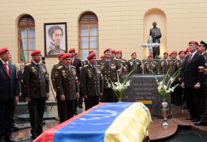 Escoltado por Bolívar, sarcófago de Chávez es un nuevo centro de peregrinación