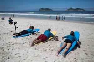Surfistas incapacitados desafían las olas