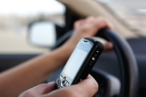 Contestar el teléfono mientras manejas es más peligroso que conducir ebrios