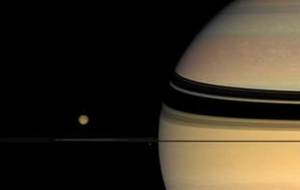 La luna Titán de Saturno se aleja cien veces más rápido de lo estimado
