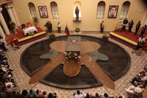 ABC: El cuerpo insepulto de Chávez sigue expuesto al público