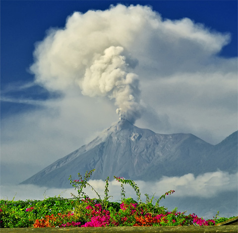 Sin víctimas ni daños la erupción del volcán de Fuego en Guatemala