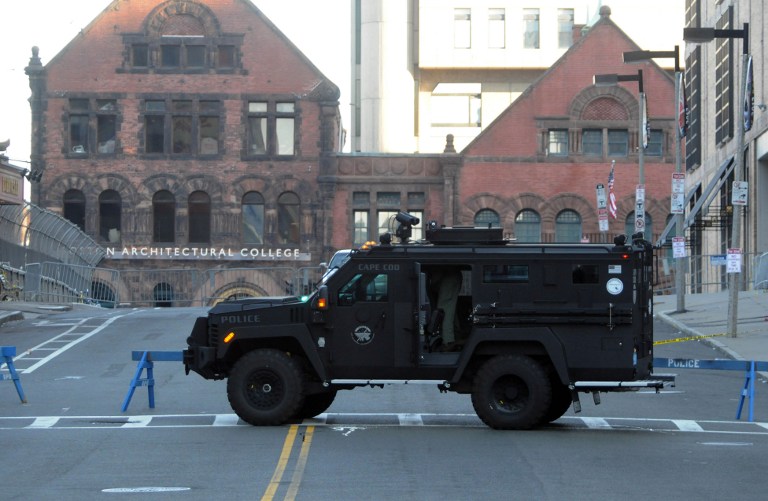 Tanquetas y vehículos militares custodian escena de los atentados de Boston (Fotos)