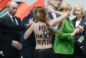 Reciben en topless a Putin (Fotos)
