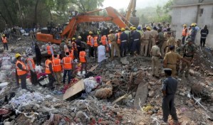 Hallan con vida a dos niñas tras derrumbe de un edificio en la India