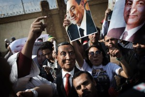 Mubarak vuelve mañana al banquillo de acusados por la muerte de manifestantes