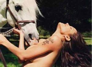 Mira lo que le hace el caballo a Angeline Jolie (Video)