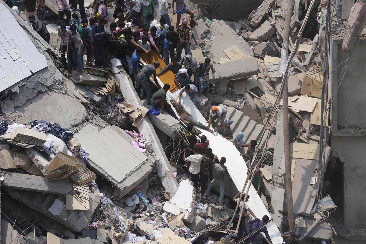 Varios muertos al derrumbarse un edificio de Bangladesh (Fotos y Video)