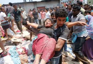 Rescatan a 20 supervivientes del edificio derrumbado en Bangladesh