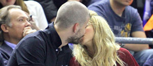 Shakira y Piqué se muestran acarameladitos en un partido de básquet (Foto)