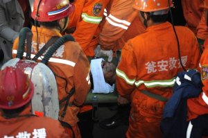Rescatan a mineros chinos atrapados por 60 horas