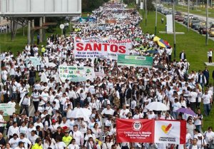 Colombianos marchan en apoyo a la paz
