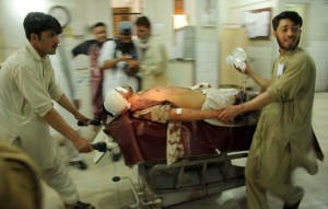 Una bomba mata a nueve personas en un autocar en Pakistán (Fotos)