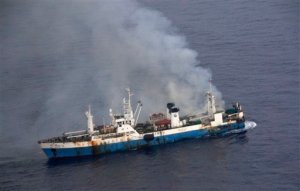 Remolcador militar chileno ayuda a buque chino incendiado