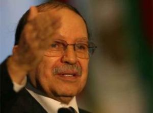 El presidente argelino fue trasladado a París tras accidente isquémico