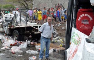 Cinco heridos deja volcamiento de autobús de pasajeros (Fotos)