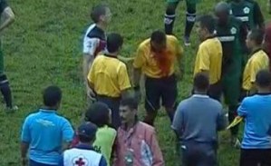 Suspenden de por vida a un futbolista indonesio por golpear al árbitro