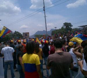 Carabobeños van hasta el CNE para exigir conteo de votos (Fotos)