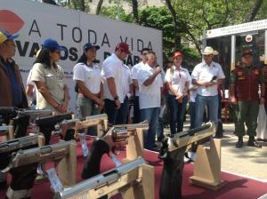 Artistas oficialistas inutilizan armas de fuego en la plaza El Valle (Fotos)