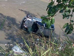 Un carro cayó al río Guaire a la altura de Las Mercedes (Fotos)