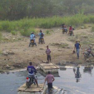Intentan cruzar la frontera a través del río Táchira (Foto)