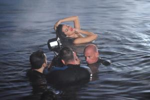 Selena Gomez potencia su sensualidad en nuevo videoclip