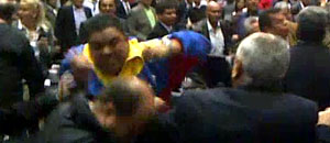 En video: La brutal agresión a Julio Borges en la Asamblea Nacional