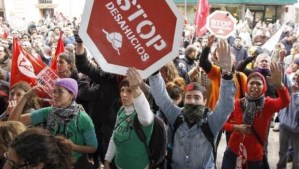 Gobierno y oposición enfrentados en España por los desahucios