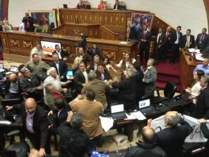 LA FOTO: Así fue la agresión contra diputados opositores en la Asamblea Nacional