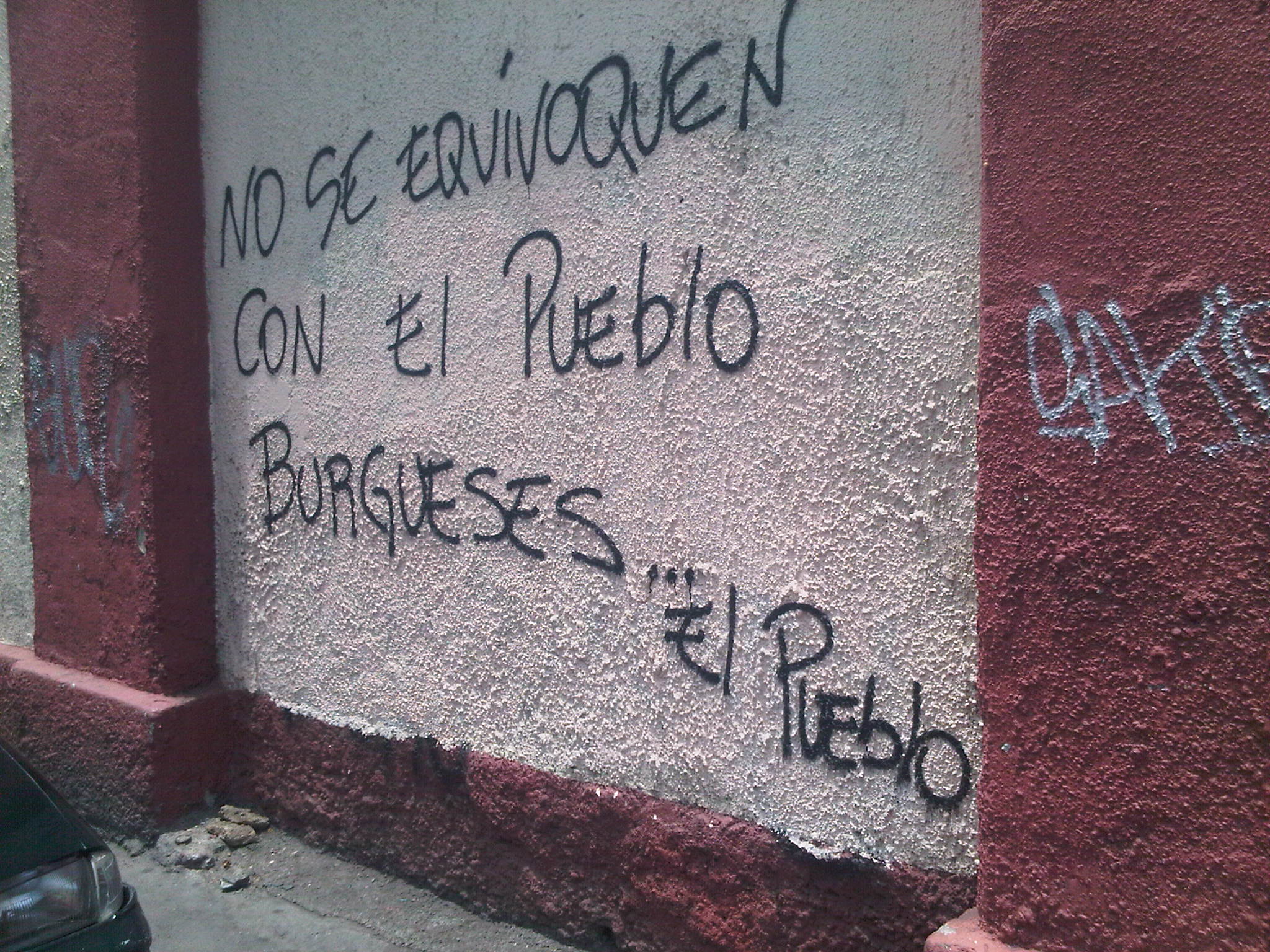 Así destruye el comando de Maduro las paredes del norte de Caracas (Fotos)