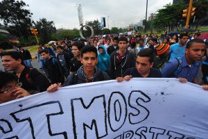 Así protestan estudiantes y profesores de la UCV (Fotos)