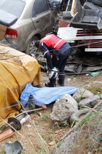 Tres muertos y ocho heridos al caer autobús en taller mecánico (Fotos)