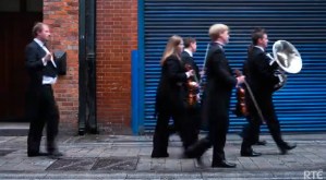 Orquesta irlandesa vacila a las personas por las calles de Dublín  (Video)