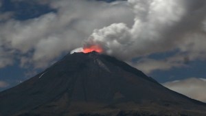 Volcán lanzó cenizas en centro de México