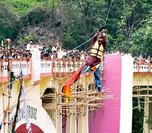 Muere ganador del récord Guinness al cruzar un río sobre un alambre en India