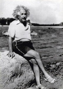 Retro foto del día: Albert Einstein en la playa usando sandalias (WTF)