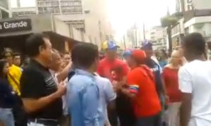 Oficialistas insultan a opositores que repartían volantes y los transeuntes los defienden