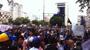 Manifestantes cierran la Avenida Francisco de Miranda a la altura de Plaza Altamira (FOTO)