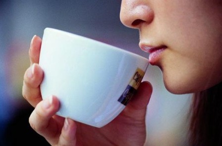 Beber té puede causar problemas en los huesos