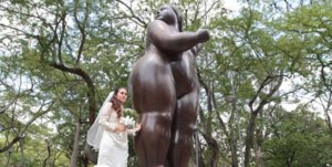 Una mujer “se casó” con la gorda de Botero (Video)