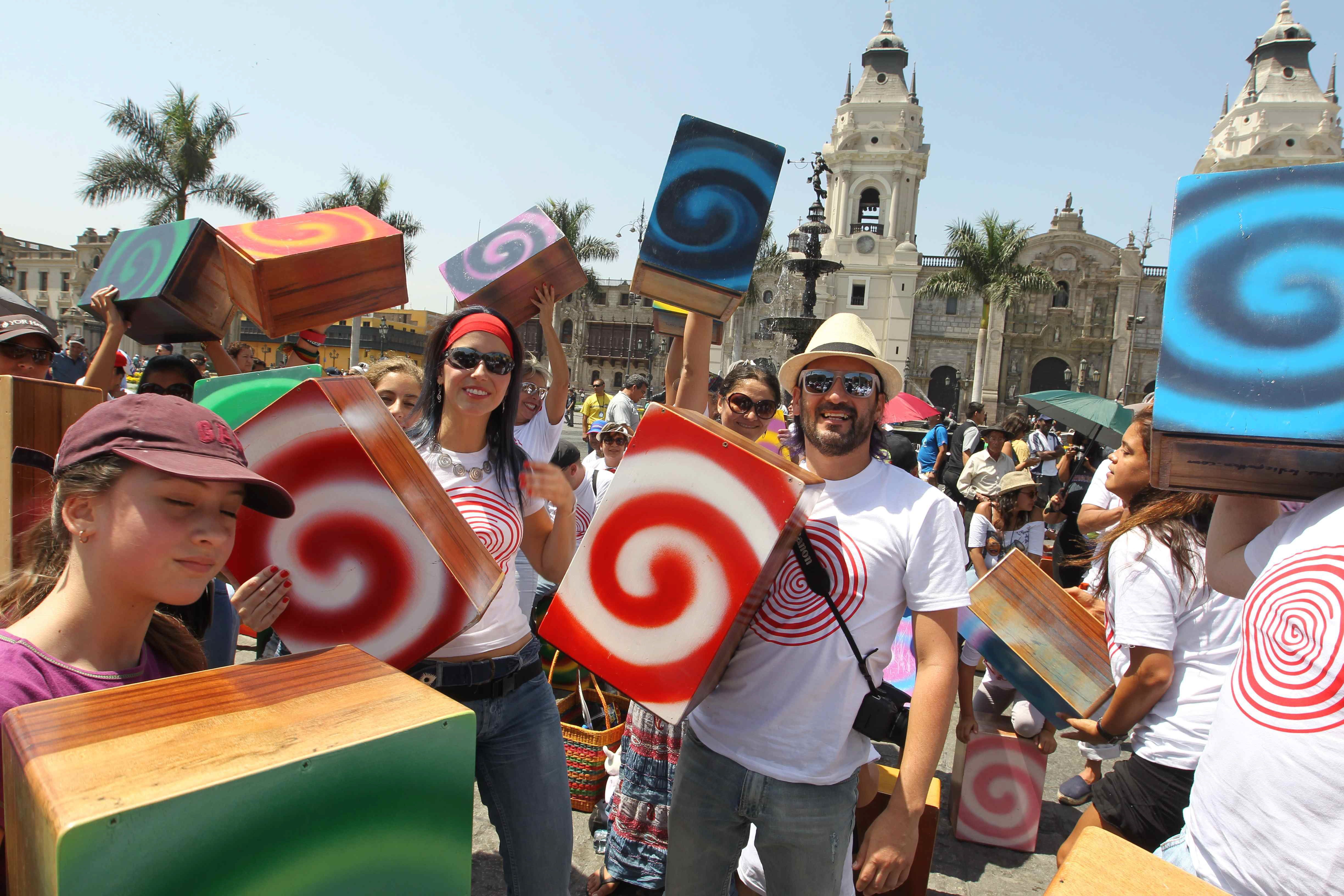 El cajón peruano llenó de ritmo y baile la Plaza Mayor de Lima